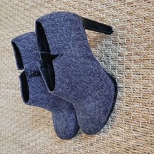 KELLY & KATIE gray felt heeled ankle boots.  Zipper side.  Size is 6.